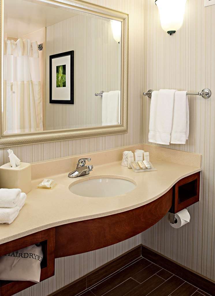 Hilton Garden Inn Plymouth Rum bild